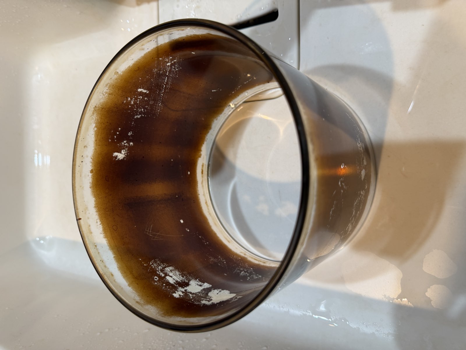 焦げでガラスが茶色く曇った状態（掃除前）