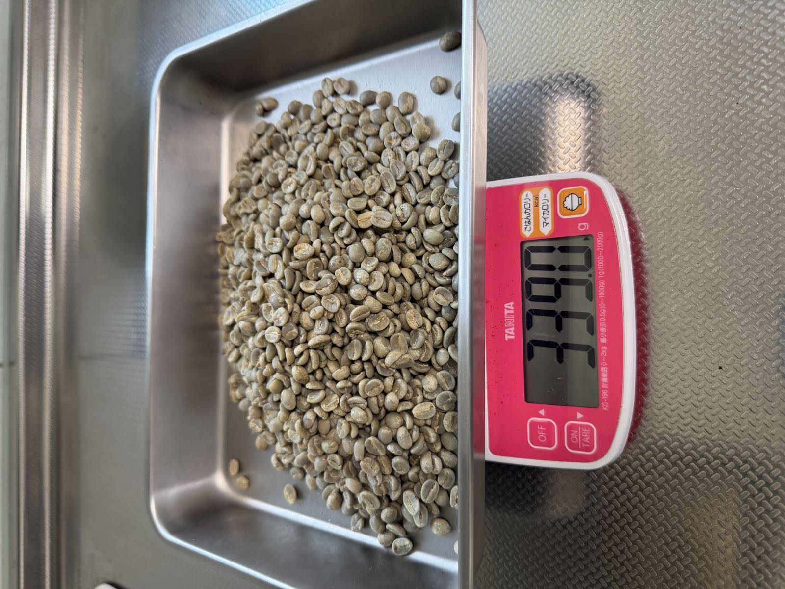 生豆の重さを量る様子
