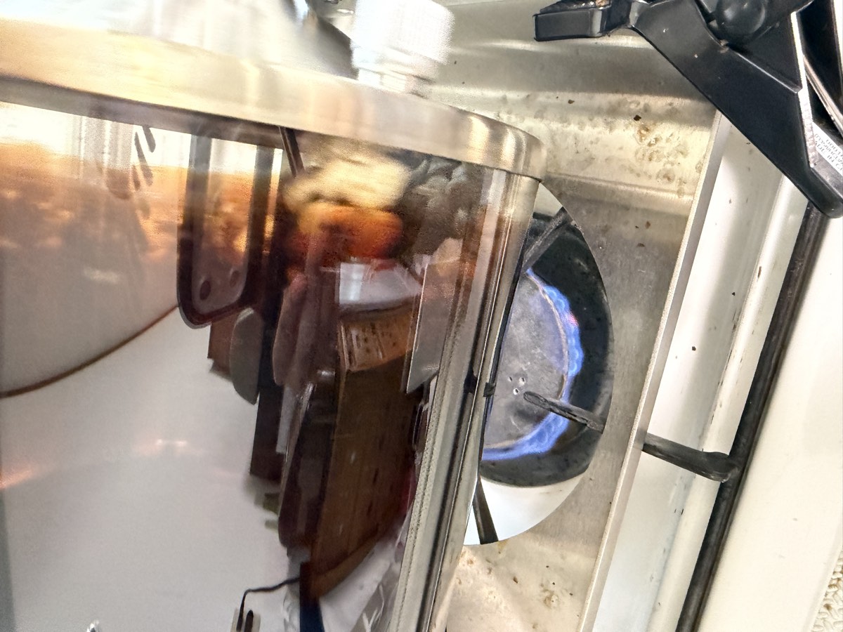 ガス火での焙煎アップ(炎と豆が見える)