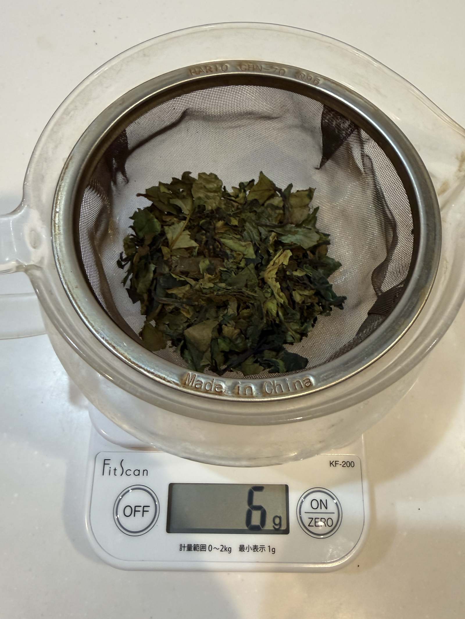 抽出前の茶葉6g計量