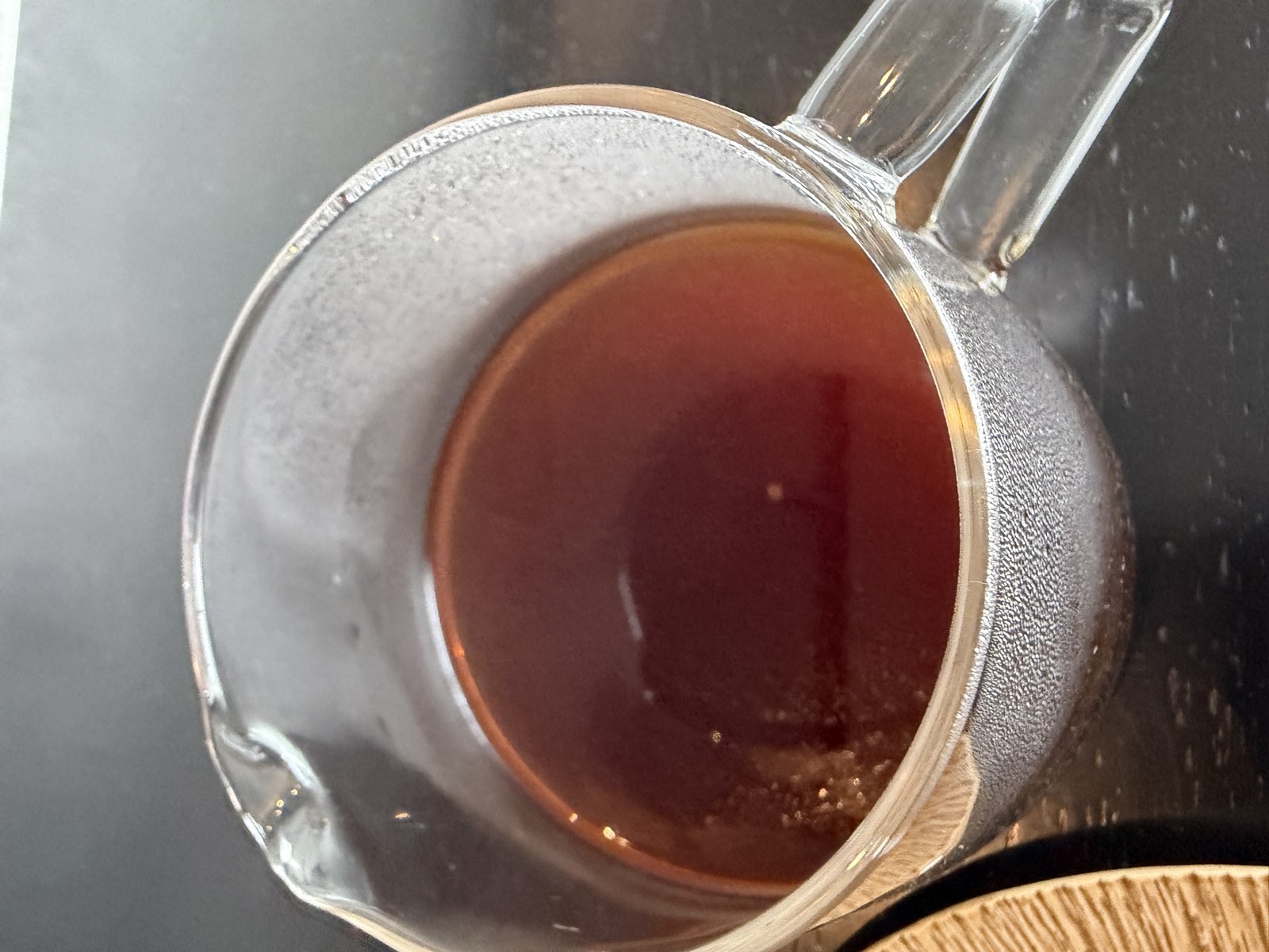 コーヒーオイルが浮いたサーバー