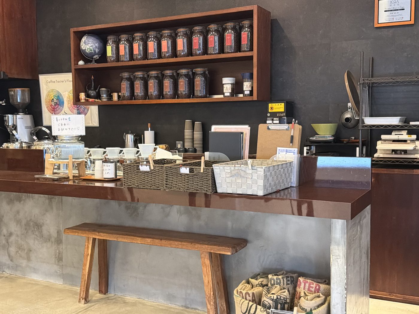 豆香洞コーヒー白木原店のカウンター