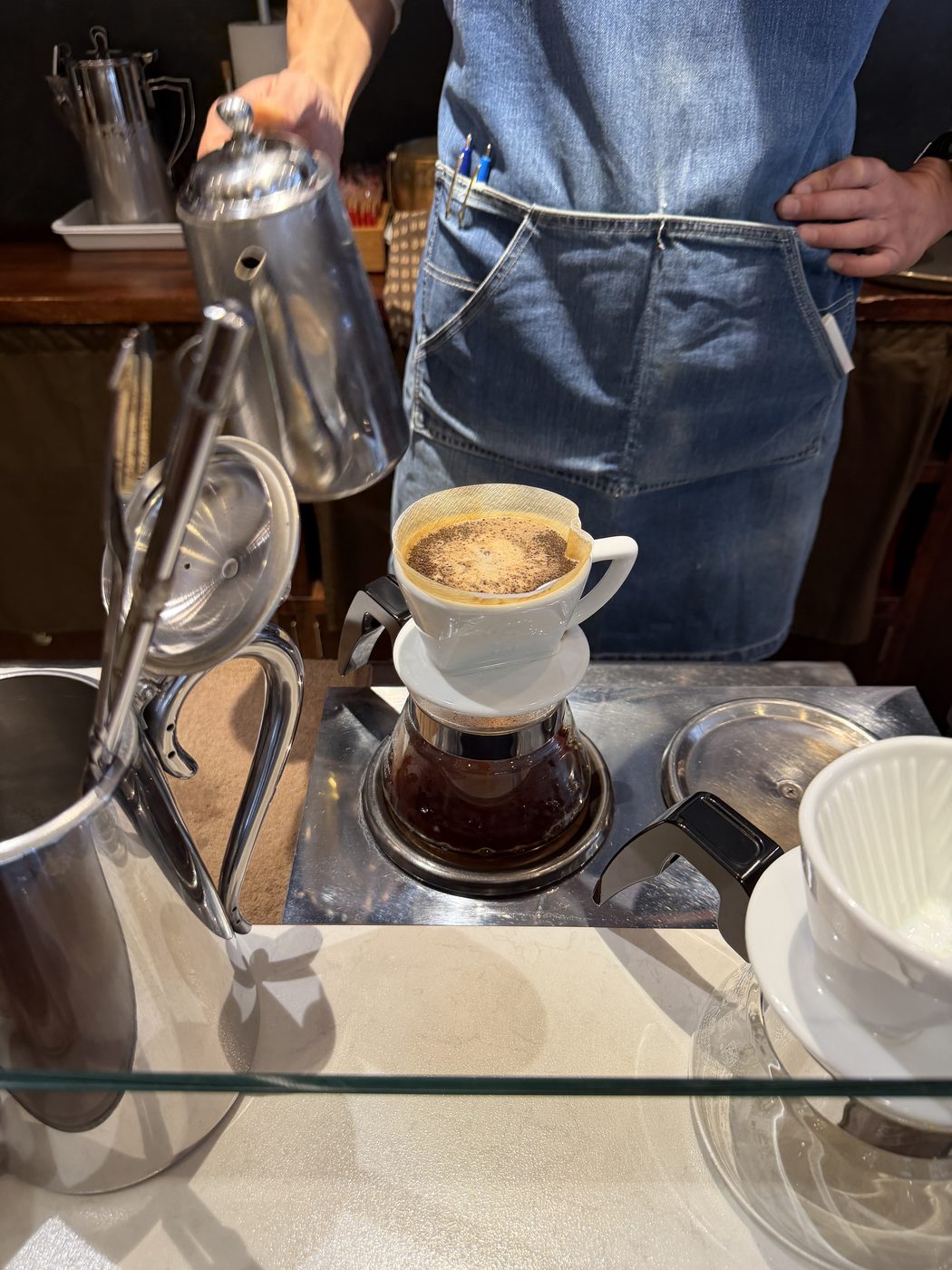 豆香洞コーヒーで扇形ドリッパーを使ってコーヒーを抽出する様子